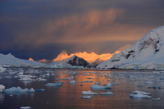 Sonnenaufgang in der Antarktis