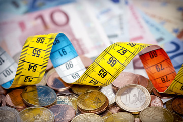 Mètre ruban et monnaie d'euro