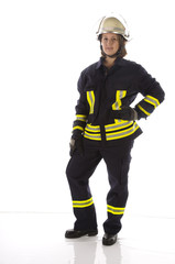Junge Feuerwehrfrau in Uniform