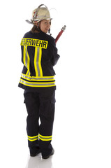 Junge Feuerwehrfrau in Uniform mit Spritze