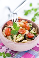 Nudelsalat mit Tomate, Oliven und Gurke