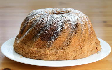 frischer Gugelhupf Kuchen