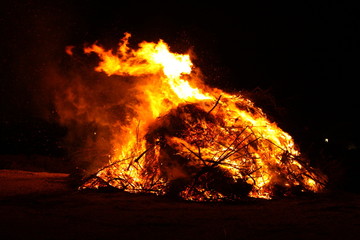 Osterfeuer. Traditioneller Brauch zu Ostern am Karsamstag.