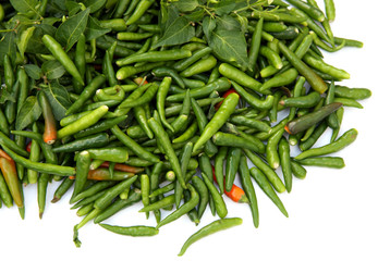 petits piments verts, fond blanc