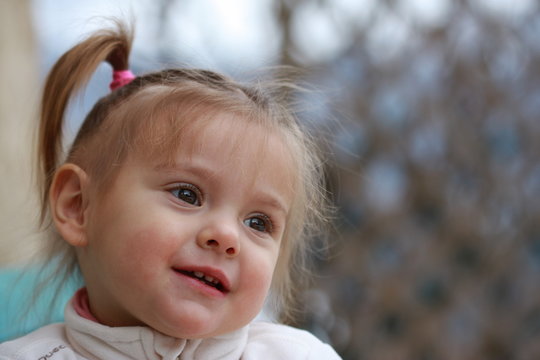 Portrait De Bebe Fille Blonde Agee De 19 Mois Photo Stock Adobe Stock Portrait De Bebe Fille Blonde Agee De 19 Mois Photo Stock Adobe Stock