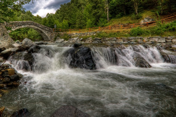 Ponte romano antico su torrente di alta montagna
