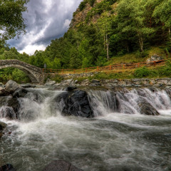 Ponte romano antico su torrente di alta montagna