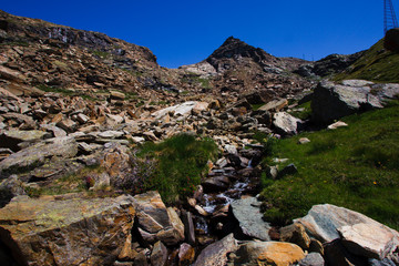 Rocce di alta montagna durante una scalata