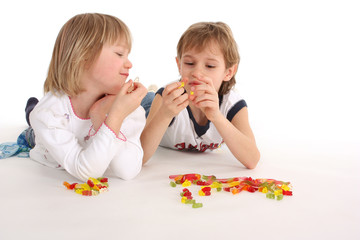 Kinder mit Süßigkeiten