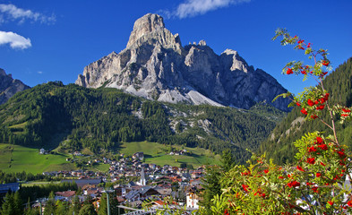 Fototapeta na wymiar Corvara w sercu Południowego Tyrolu