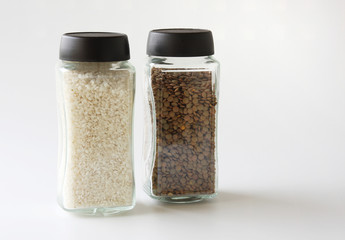 Botes de cristal con arroz y lentejas
