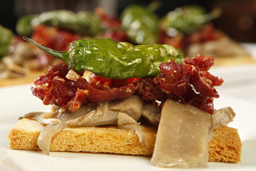 tapa de jamon con pimiento