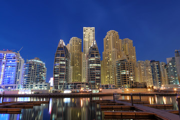 Naklejka premium Dubai Marina at dusk. United Arab Emirates