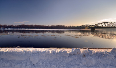 zimowa rzeka w Toruniu
