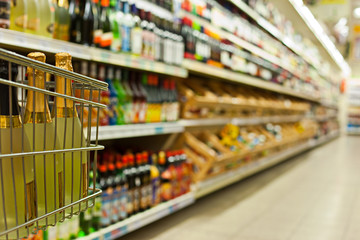 Flaschenregale im Supermarkt