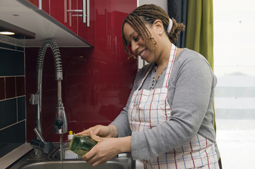 Femme faisant la vaisselle