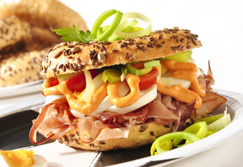 Bagel mit Ei und Schinkenspeck