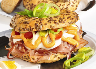 Prall gefüllter Bagel mit Schinkenspeck und Ei