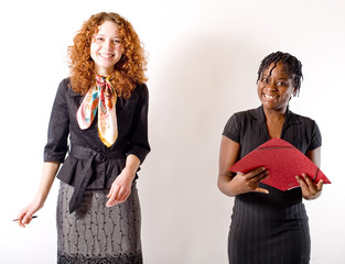 femmes actives se passent un dossier