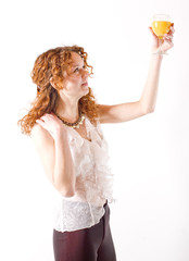 jeune femme et son verre de jus d'orange