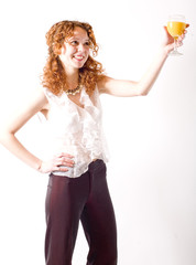 jeune femme et son verre de jus d'orange