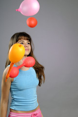 Fototapeta na wymiar white girl celebrating with colorful balloons