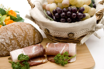 Schinken mit Brot und Petersilie