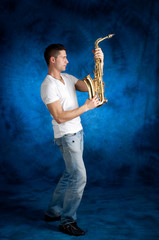 uomo che guarda il sax