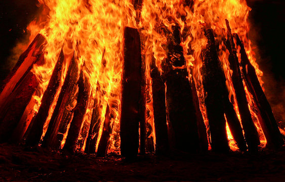 Feuer und Flammen verbrennen Holz