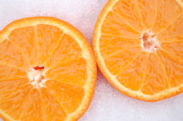 Pomarańcza na śniegu - obrazy, fototapety, plakaty