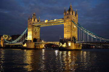 Fototapeta na wymiar Tower Bridge, Londyn, Anglia, Wielka Brytania, Europa, oświetlona na zmierzchu
