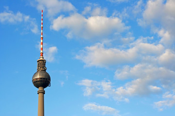 Berliner Fernsehturm / blauer Himmel / Wolken © philipk76