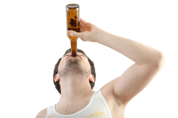 Mann trinkt aus Bierflasche