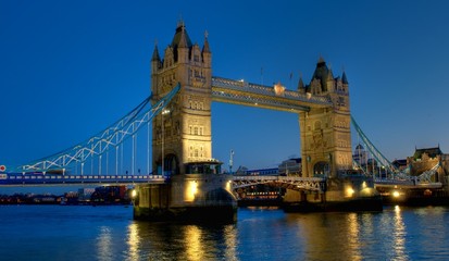 Fototapeta na wymiar Night shot of Tower Bridge and the City of London