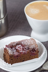 Kuchen und Tasse