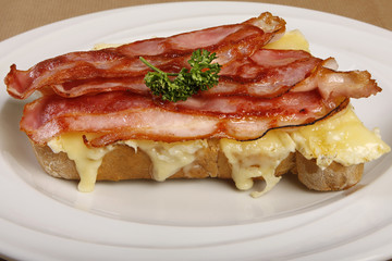 tostada de bacon