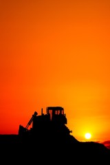 夕焼けとブルドーザー