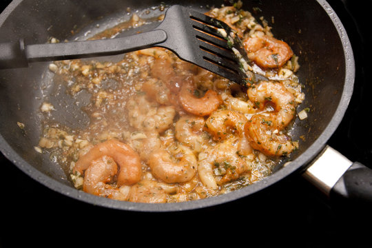 Pfanne mit frischen Garnelen