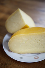 Käse auf Holztisch