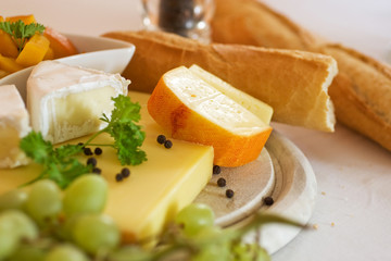 Käseteller mit Brot und Trauben