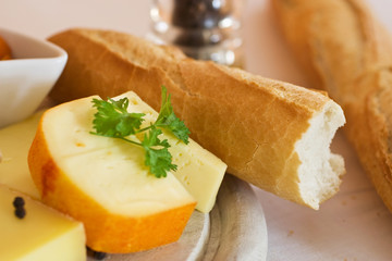 Käse und Baguette