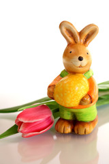 Osterhase mit Tulpe  Frohe Ostern