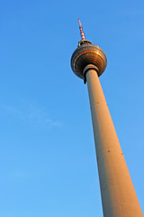 Berliner Fernsehturm / blauer Himmel / Hochkant