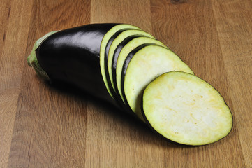 Nahaufnahme einer aufgeschnittenen Aubergine