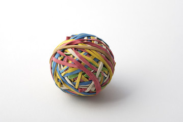 Elastiques formant une boule multicolore