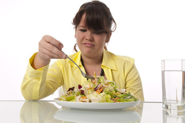 Jugendliches Mädchen isst Salat