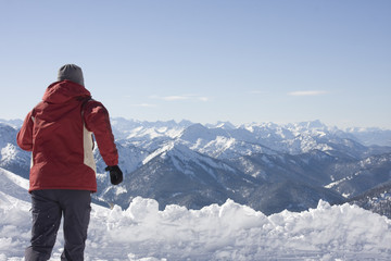 Fototapeta na wymiar frau rennt zu den alpen