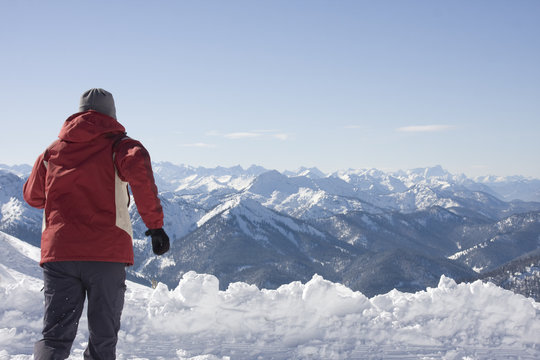 frau rennt zu den alpen