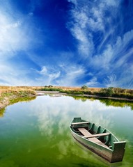 Obraz premium boat on a green lake
