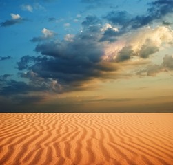 Naklejka premium sand desert at the evening